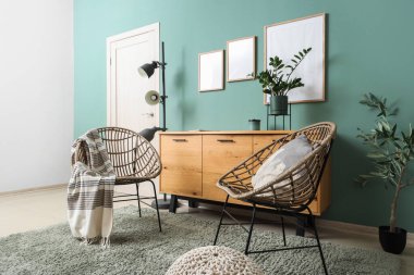 Siyah lambalı, koltuklu ve tuvaletli şık bir oturma odası.