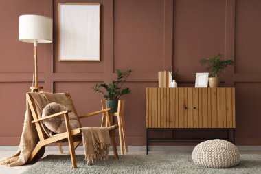 Lambalı, ahşap koltuklu ve tuvaletli şık bir oturma odası.