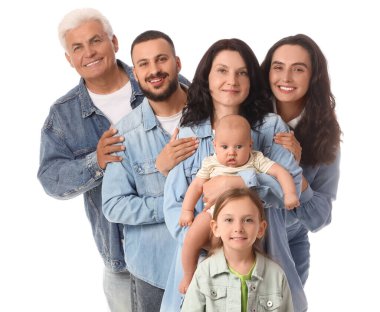 Beyaz arka planda kot elbiseli büyük bir ailenin portresi