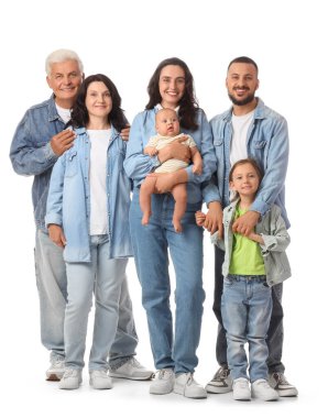 Beyaz arka planda kot elbiseli büyük bir ailenin portresi