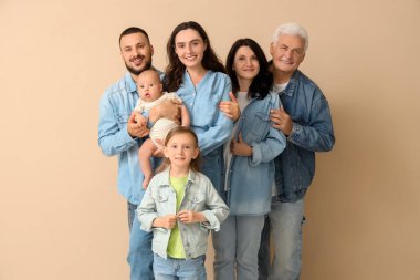 Bej arka planda kot elbiseli büyük bir ailenin portresi