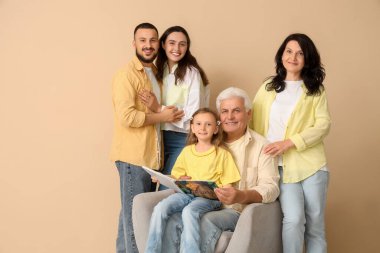 Bej arka planda büyük bir ailenin okuma hikayesinin portresi