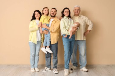 Bej duvarın yanında büyük bir ailenin portresi