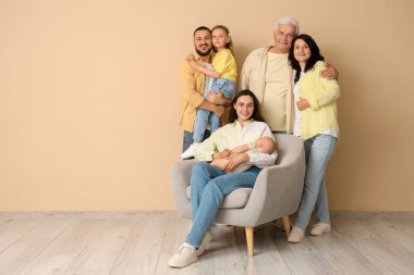 Bej duvarın yanında büyük bir ailenin portresi