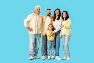 Mavi arka planda büyük bir ailenin portresi