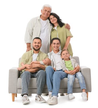 Beyaz arka planda, koltukta oturan büyük aile portresi.