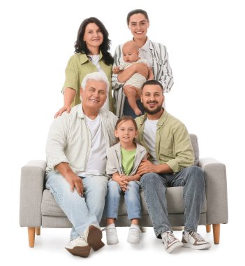 Beyaz arka planda, koltukta oturan büyük aile portresi.