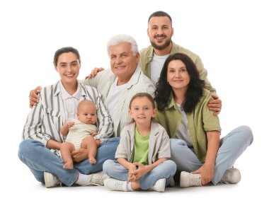 Beyaz arka planda oturan büyük aile portresi