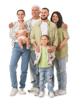Beyaz arka planda büyük bir ailenin portresi