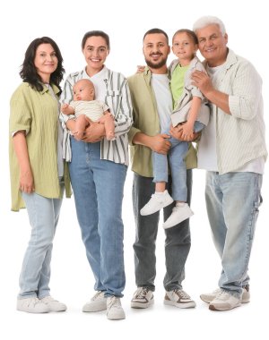 Beyaz arka planda büyük bir ailenin portresi