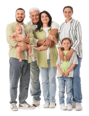 Beyaz arka planda büyük bir ailenin portresi