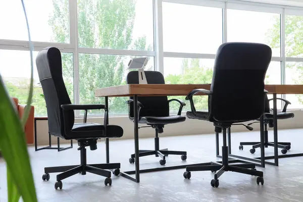 Konferans salonunda yapılacak iş görüşmesi için tablet bilgisayarlı masa