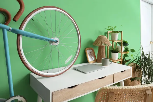 İş yeri, bisiklet ve yeşil bitkilerle birlikte ofis içi