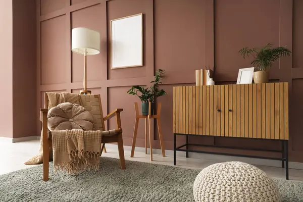 Lambalı, ahşap koltuklu ve tuvaletli şık bir oturma odası.