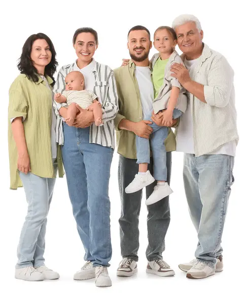 Beyaz arka planda büyük bir ailenin portresi