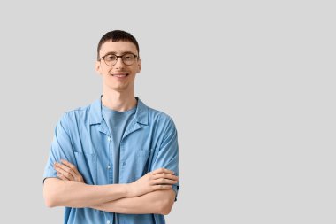 Beyaz arka planda gözlüklü genç adam.