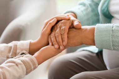 Evde el ele tutuşan, kızı olan son sınıf öğrencisi bir kadın.