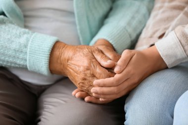 Evde el ele tutuşan, kızı olan son sınıf öğrencisi bir kadın.