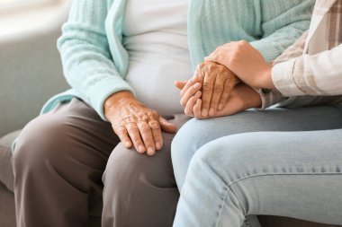 Evde el ele tutuşan, kızı olan son sınıf öğrencisi bir kadın.