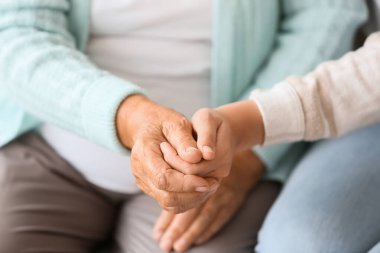 Evde el ele tutuşan, kızı olan son sınıf öğrencisi bir kadın.