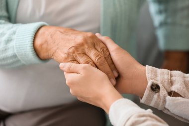 Evde el ele tutuşan, kızı olan son sınıf öğrencisi bir kadın.