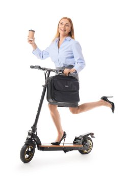 Çantası ve beyaz arka planda elektrikli scooter kullanan olgun bir iş kadını.