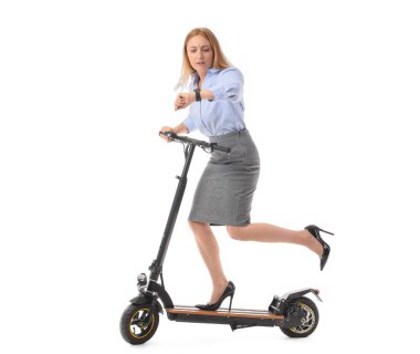 Elektrikli scooter 'ı olan olgun bir iş kadını beyaz arka planda akıllı bakışlara bakıyor.