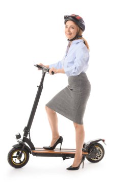 Beyaz arka planda elektrikli scooter 'ı olan kasklı olgun bir iş kadını.