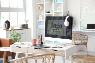 Ofiste bilgisayar, kulaklık ve tabletle grafiksel tasarımcının çalışma yeri