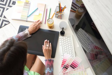 Ofiste çalışan kadın grafik tasarımcısı, üst görünüm