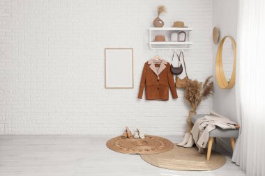 Koridorun içinde askı, bank ve ayna var.