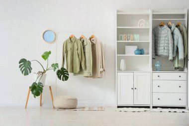 Dolaplı ve şık ceketli bir soyunma odası.