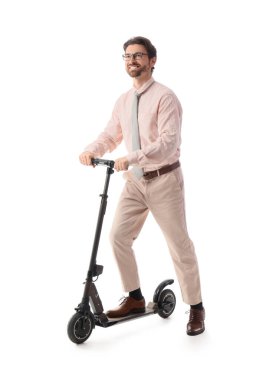 Beyaz arka planda elektrikli scooter 'ı olan yakışıklı bir iş adamı.