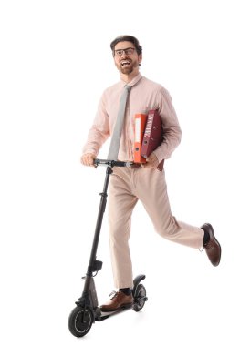 Dosyaları beyaz arka planda elektrikli scooter kullanan yakışıklı bir iş adamı.