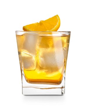 Beyaz arka planda bir bardak lezzetli eski moda kokteyl.