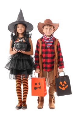 Cadılar Bayramı için giyinmiş küçük çocuklar ve beyaz arka planda hediye paketleri.