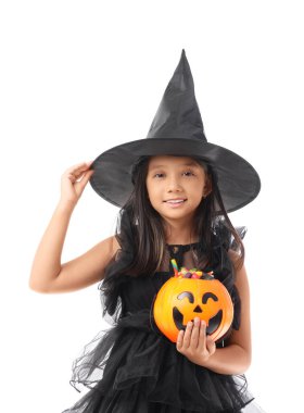 Cadılar Bayramı için cadı gibi giyinmiş tatlı Asyalı kız ve beyaz arka planda şekerler.