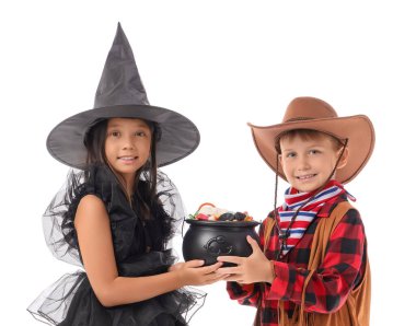 Cadılar Bayramı için giyinmiş küçük çocuklar ve beyaz arka planda şekerler.