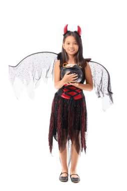 Cadılar Bayramı için giyinmiş tatlı Asyalı kız ve beyaz arka planda şekerler.