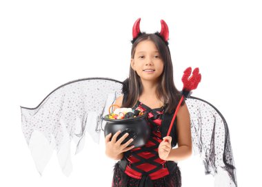 Cadılar Bayramı için giyinmiş tatlı Asyalı kız ve beyaz arka planda şekerler.