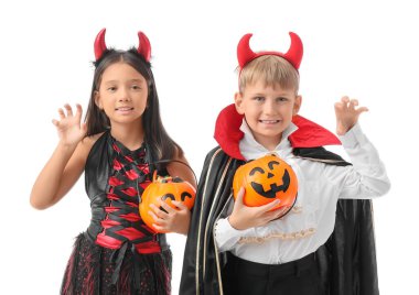 Cadılar Bayramı için giyinmiş küçük çocuklar ve beyaz arka planda şekerler.