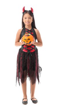 Cadılar Bayramı için giyinmiş tatlı Asyalı kız ve beyaz arka planda şekerler.