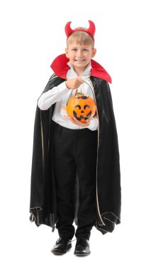 Cadılar Bayramı için giyinmiş küçük bir çocuk ve beyaz arka planda şekerler.