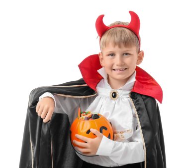 Cadılar Bayramı için giyinmiş küçük bir çocuk ve beyaz arka planda şekerler.