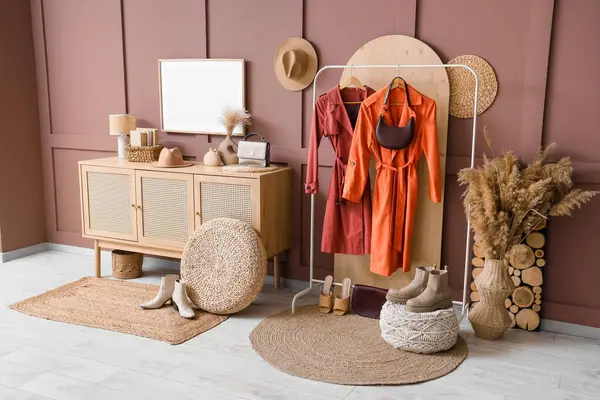 Trençkotları, ayakkabıları ve tuvaleti olan koridorun içi.