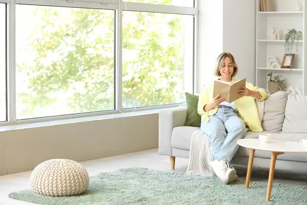Güzel kadın kanepe evde kitap okuma