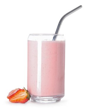 Beyaz arka planda izole edilmiş lezzetli çilekli smoothie.