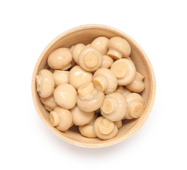 Beyaz arka planda izole edilmiş bir kase mantar.