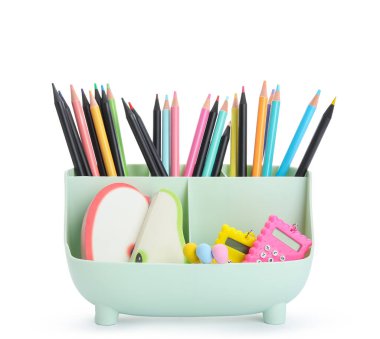 Renkli kalemlerle ve beyaz arkaplanda farklı sayfalarla tutucu