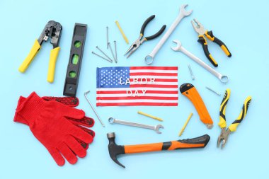 Mavi arkaplanda ABD bayrağı, farklı araçlar ve LABOR Günü metin kompozisyonu